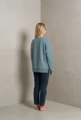 Sweater de calce relajado y cuello redondo, con mangas largas y aberturas laterales funcionales con botones.