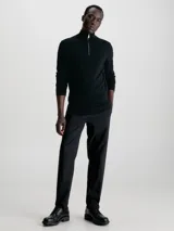 Sweater negro de lana merino con cuello alto y cremallera corta.