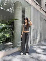 Conjunto de dos piezas compuesto por una musculosa corta ajustada y un pantalón de corte recto y holgado con cintura elástica y cordón de ajuste. Ambas prendas están confeccionadas en tela morley con textura de líneas finas.