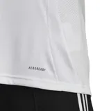 Camiseta de fútbol Adidas del Real Madrid, modelo 24/25, color blanco con detalles en negro. Presenta cuello de pico, tecnología AEROREADY y escudo del club bordado.