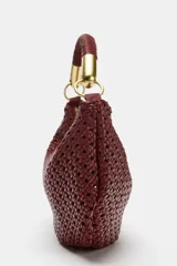 Bolso de hombro bordó con diseño trenzado y forma curva tipo hobo. Cuenta con un asa corta estructurada con detalles metálicos dorados en los extremos.