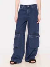 Pantalón de jean azul oscuro, corte wide leg con tiro medio y bolsillos cargo.