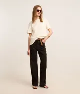 Remera básica de manga corta y cuello redondo, confeccionada en suedine de algodón peruano certificado BCI.