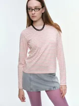 Remera de manga larga con cuello a la base, confeccionada en tejido de algodón con estampado de rayas horizontales finas en color rosa sobre fondo crema.