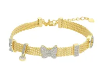 Pulsera dorada de plata 925 con baño de oro, con cadena de eslabones tipo malla y cinco dijes con circonias: moña, mariposa, circulo y barras.