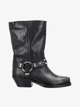 Botas de caña media de cuero negro con hebilla y tachas plateadas.