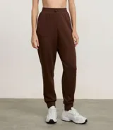 Pantalón deportivo tipo jogger de la marca Get Over, confeccionado en una mezcla de poliéster, modal y elastano. Presenta cintura elástica con cordón de ajuste, bolsillos delanteros amplios y puños elásticos en los tobillos.