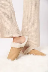 Pantuflas beige de cuero ovino y lana natural.