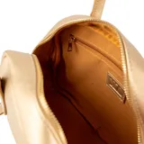 Cartera dorada confeccionada en símil cuero, con doble asa de mano fija y correa ajustable para llevar cruzada o al hombro. Cuenta con cierre superior y placa frontal con logo de la marca.