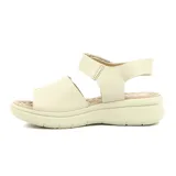 Sandalias negras con base marrón, tiras anchas con velcro y pulsera al tobillo.