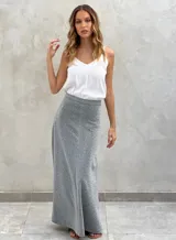 Pollera larga negra de corte recto.