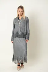 Camisa italiana de manga larga color gris topo, con cuello clásico, cierre frontal con botones y aplique de puntilla en el ruedo.