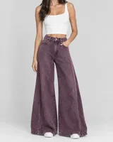 Pantalón de jean color violeta oscuro con efecto acid wash, corte wide leg de pierna muy ancha y tiro alto, con bolsillos laterales y traseros.