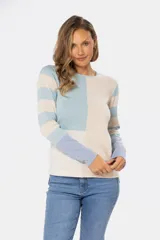 Buzo de tejido fino confeccionado en algodón, con diseño de bloques de color y rayas. Presenta un bloque azul claro en el hombro izquierdo, un bloque beige en el centro y rayas horizontales beige y azul claro en el hombro y brazo derechos. La manga izquierda es de color lila.