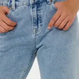 Pantalón de jean celeste claro, corte recto y tiro alto.