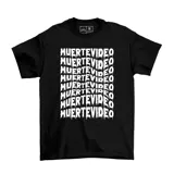 Remera negra de manga corta con estampado frontal en blanco que repite la palabra 'Muertevideo' en un estilo goteante.