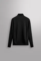 Sudadera técnica color vino tinto, de manga larga, con cuello subido y cierre frontal de cremallera. Presenta un bolsillo frontal con cierre de cremallera oculta en costura y detalle de logo estampado. El tejido tiene estructura waffle en el interior.