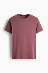 Remera deportiva de tejido funcional y transpirable con tecnología DryMove para absorción de sudor. Presenta cuello redondo, mangas raglán y costuras planas antifricción. Diseño con corte ajustado tipo muscle fit.