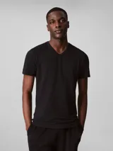 Pack de tres remeras de manga corta y cuello en V, confeccionadas en tejido de algodón elástico. Presentan un corte regular y un pequeño bordado distintivo de la marca en el bajo.