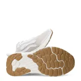 Championes de running New Balance modelo Fresh Foam Arishi V4, color beige con detalles en lila y suela de goma color caramelo. Presentan diseño de malla transpirable con refuerzos sintéticos y tecnología de amortiguación Fresh Foam en la entresuela.