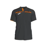 Remera deportiva gris oscuro con detalles en naranja, cuello mao y dos bolsillos frontales con cierre de velcro.