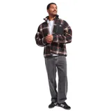 Campera de polar con cierre frontal completo y cuello alto. Presenta un diseño a cuadros en tonos oscuros con líneas rojas y blancas. Incluye un bolsillo frontal en el pecho con cierre y detalles en tela técnica negra.