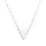 Cadena plateada fina de eslabones pequeños.