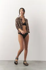 Top de bikini color coral, con triángulos fijos, breteles finos regulables y tela texturizada. Cuenta con forro interior y copas desmontables.