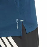 Remera deportiva Adidas de manga corta, color azul marino, con el logo de la marca en el pecho y las tres tiras características en las mangas en color blanco.