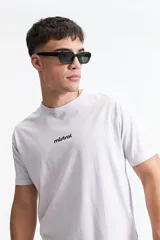 Remera lila de manga corta con cuello redondo y logo estampado en el frente.