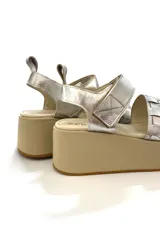 Sandalia plateada de cuero con plataforma beige y ajuste con velcro.