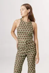 Blusa sin mangas con cuello redondo y estampado geométrico en tonos marrón, verde lima y blanco.