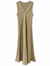 Vestido largo sin mangas de color tostado, con escote en V y tirantes anchos, confeccionado en tejido texturizado con caída amplia y fluida.
