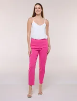 Pantalón de gabardina elastizada color beige, de tiro medio y calce slim. Cuenta con diseño pull-on sin cierres ni botones, cintura ancha, bolsillos delanteros simulados y bolsillos traseros ojal.