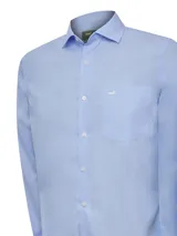 Camisa de vestir celeste de corte regular, manga larga y cuello italiano. Confeccionada en algodón con tratamiento easy iron. Incluye bolsillo en el pecho con logo bordado. Marca RKF.