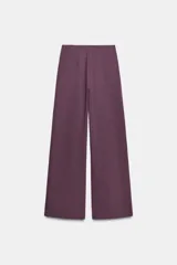 Pantalón de tiro alto con corte ancho y recto, confeccionado en tejido de punto elástico y flexible con cintura elástica.