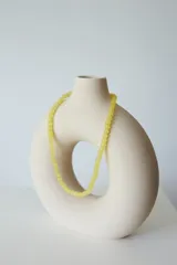Collar de cuentas redondas de vidrio, color azul vibrante, con cierre metálico.