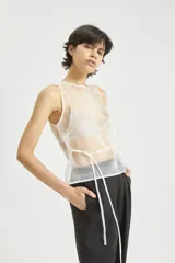 Top blanco de organza de seda, sin mangas, con corte clásico y tira para atar en la espalda. Incluye pieza de corpiño de microfibra incorporada.