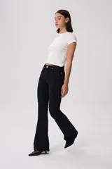 Jean de corte oxford y tiro bajo, confeccionado en denim blanco. Presenta diseño de cinco bolsillos, cierre frontal con cremallera y botón metálico, y costuras a contratono.