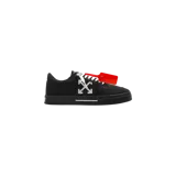 Championes Off-White Vulc Low en color negro, con el icónico logo de flechas cruzadas en contraste blanco en el lateral, cordones blancos y la característica brida roja de la marca.