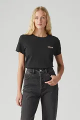 Remera negra de algodón con logo de Levi's estampado en el pecho.