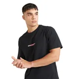 Remera de manga corta Quiksilver, color negro, con cuello redondo y estampa pequeña en el centro del pecho con el logo de la marca y motivos tribales en tonos rojos y blancos.