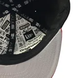 Gorro New Era 59FIFTY negro con visera roja y logo bordado en blanco.
