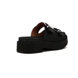 Sandalia Vizzano de mujer con plataforma y suela flatform negra estilo chunky, capellada de tiras dobles en color blanco con hebillas metálicas plateadas ajustables.