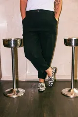 Mocasin de ecocuero con estampado animal print tipo vaca, de diseño clásico con antifaz y suela plana.