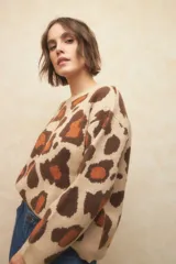 Sweater de punto color verde claro con estampado animal print en tonos marrones.