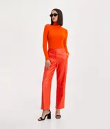 Pantalón recto de cuero sintético color naranja, con cierre frontal con botón y cremallera.