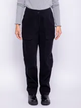 Pantalón color verde militar, de corte recto, con bolsillos cargo y botones.