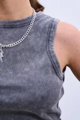 Musculosa de canalé gris con efecto acid wash, corte ajustado al cuerpo y cuello redondo.