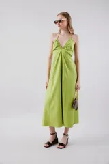 Vestido midi verde con breteles finos, escote en V con frunce y corte evasé.
